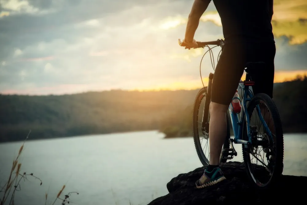 Un paysage avec un vélo devnt un lac