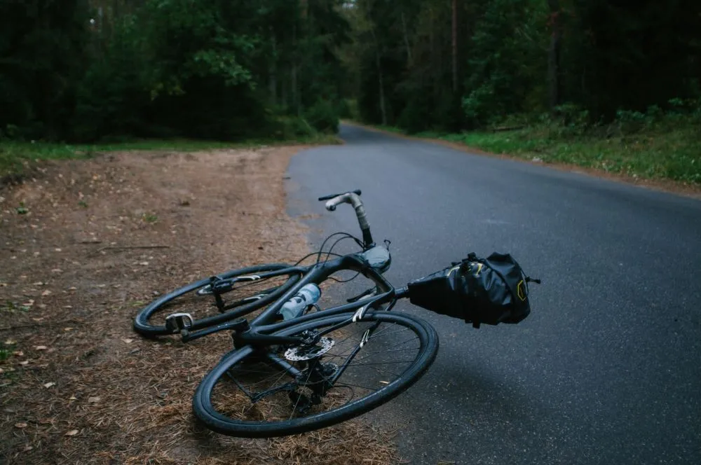 Vélo au sol sur le bord de la route