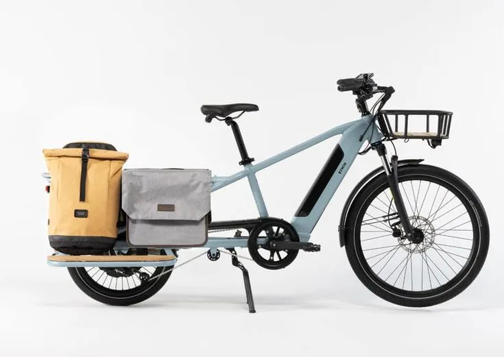 Vélo électrique bleu ciel avec des bagages à l'arrière