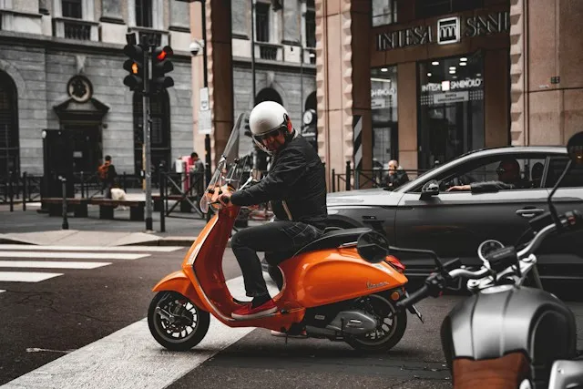 homme sur un scooter 