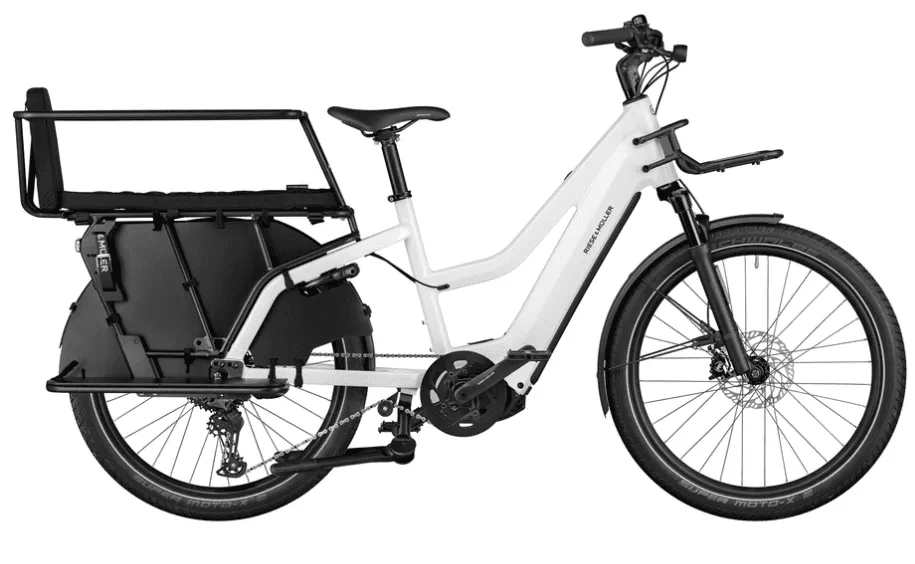 Un vélo électrique blanc sur fond blanc