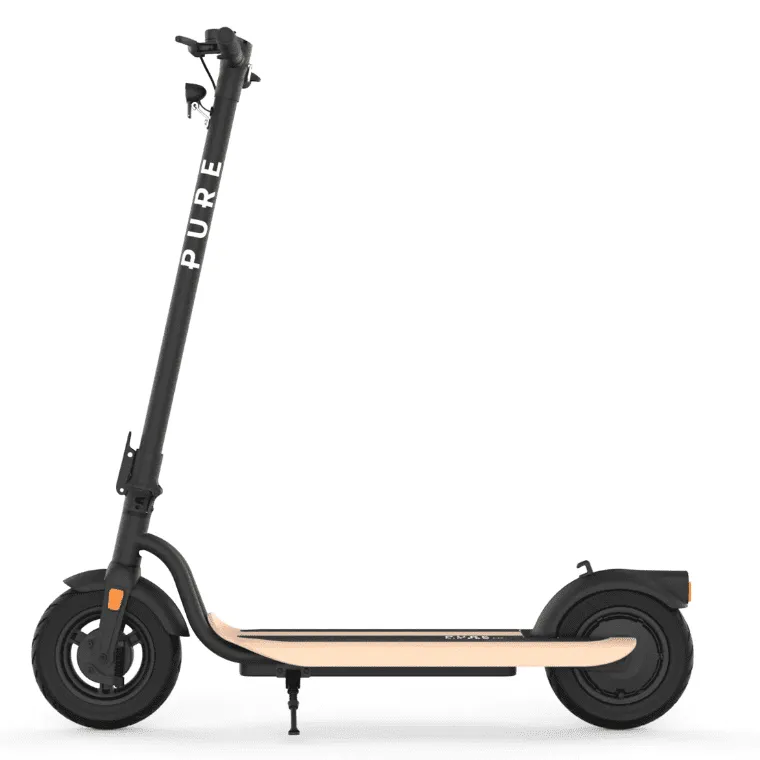 Une trottinette Pure Air Pro LR beige et noire
