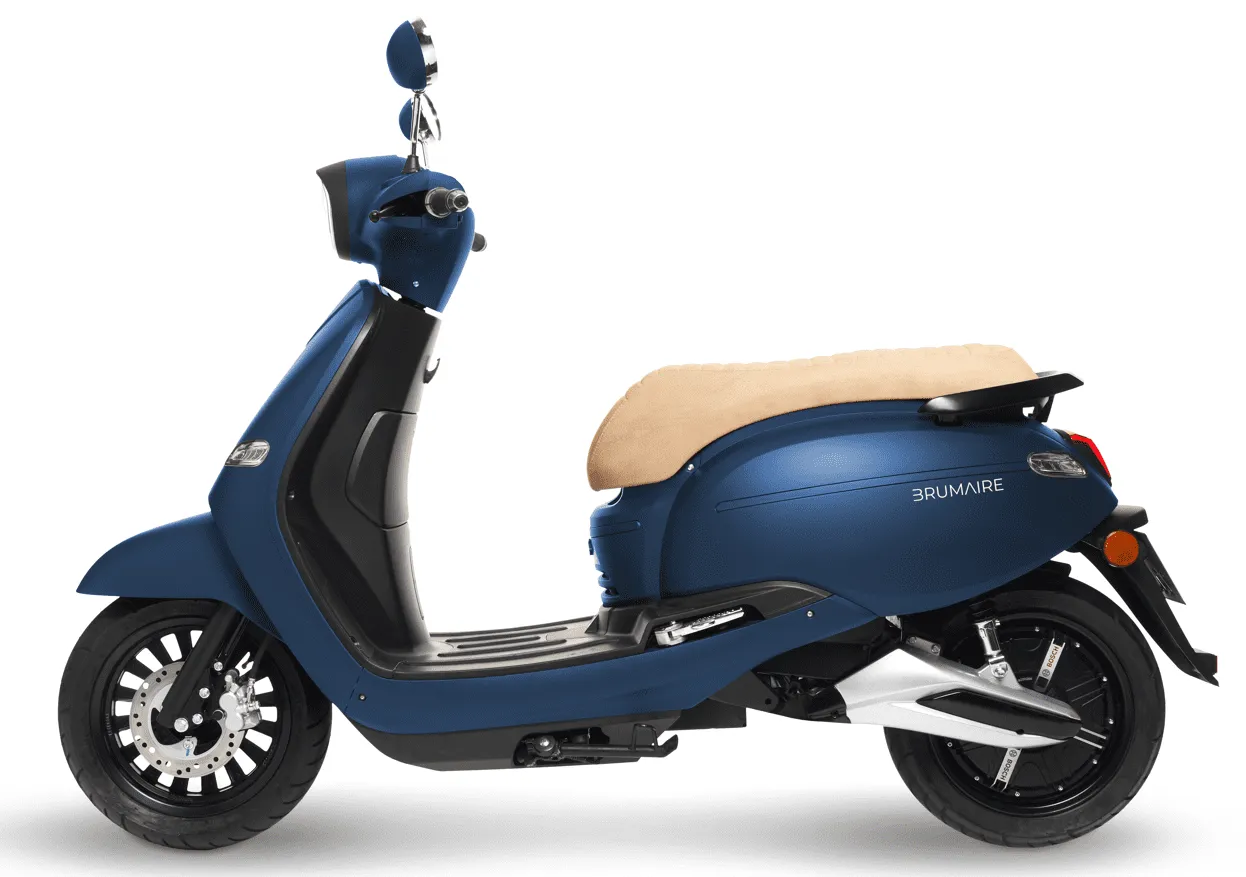 Un scooter bleu électrique Brumaire sur un fond blanc