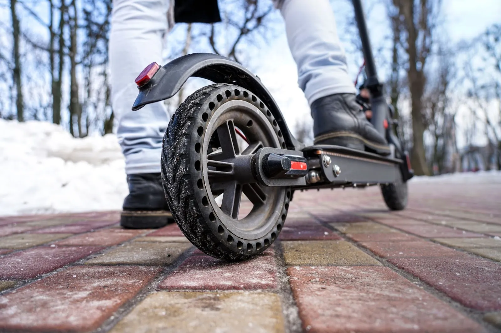 Une trottinette électrique vue à même le sol
