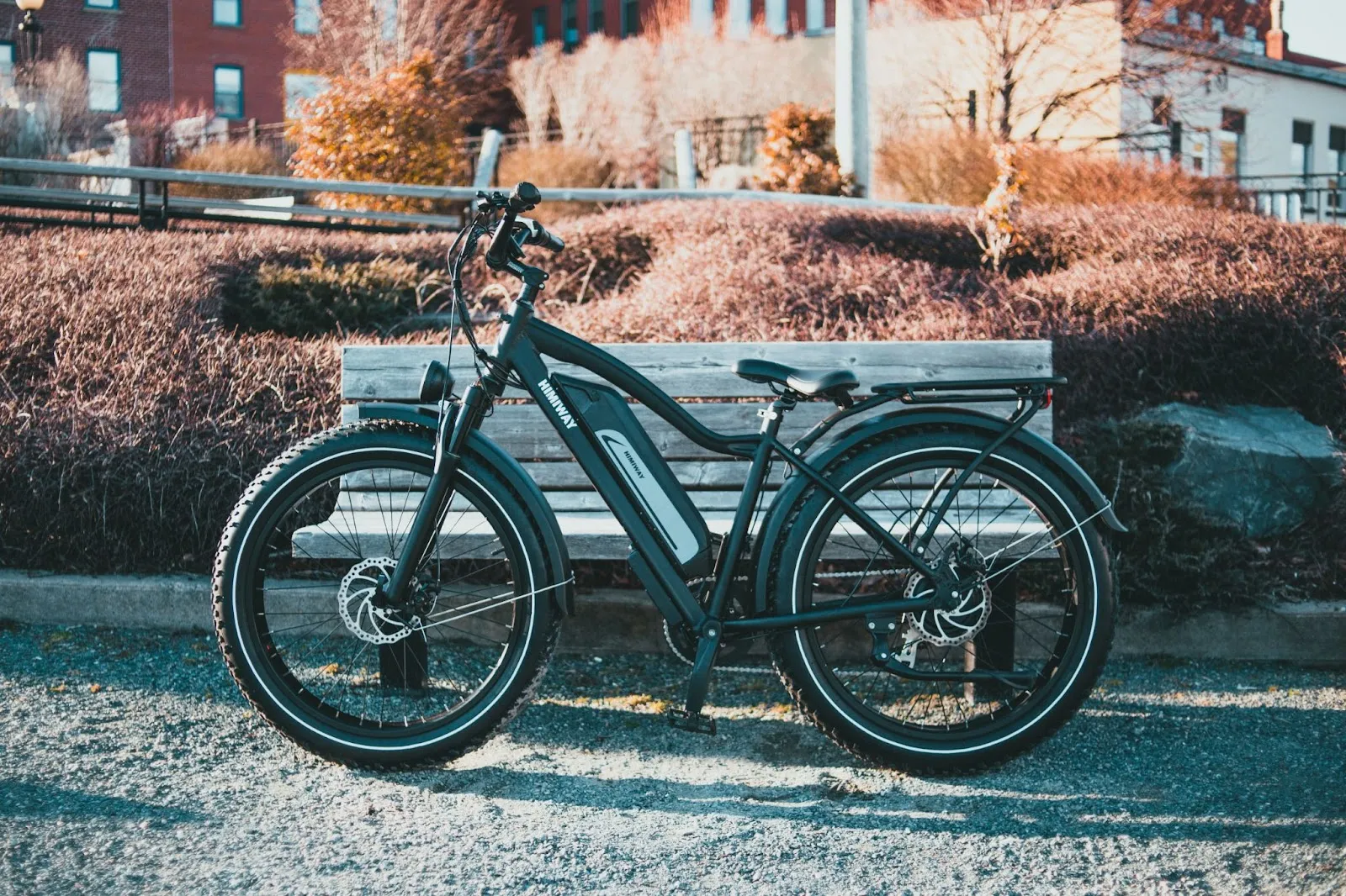 Le vélo électrique de Hotebike garé à côté d'un banc