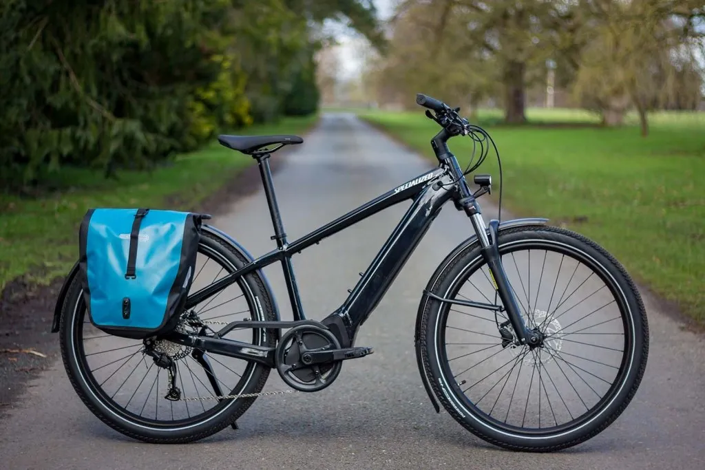 Le Specialized Turbo Vado 3.0 garé dans une allée de forêt
