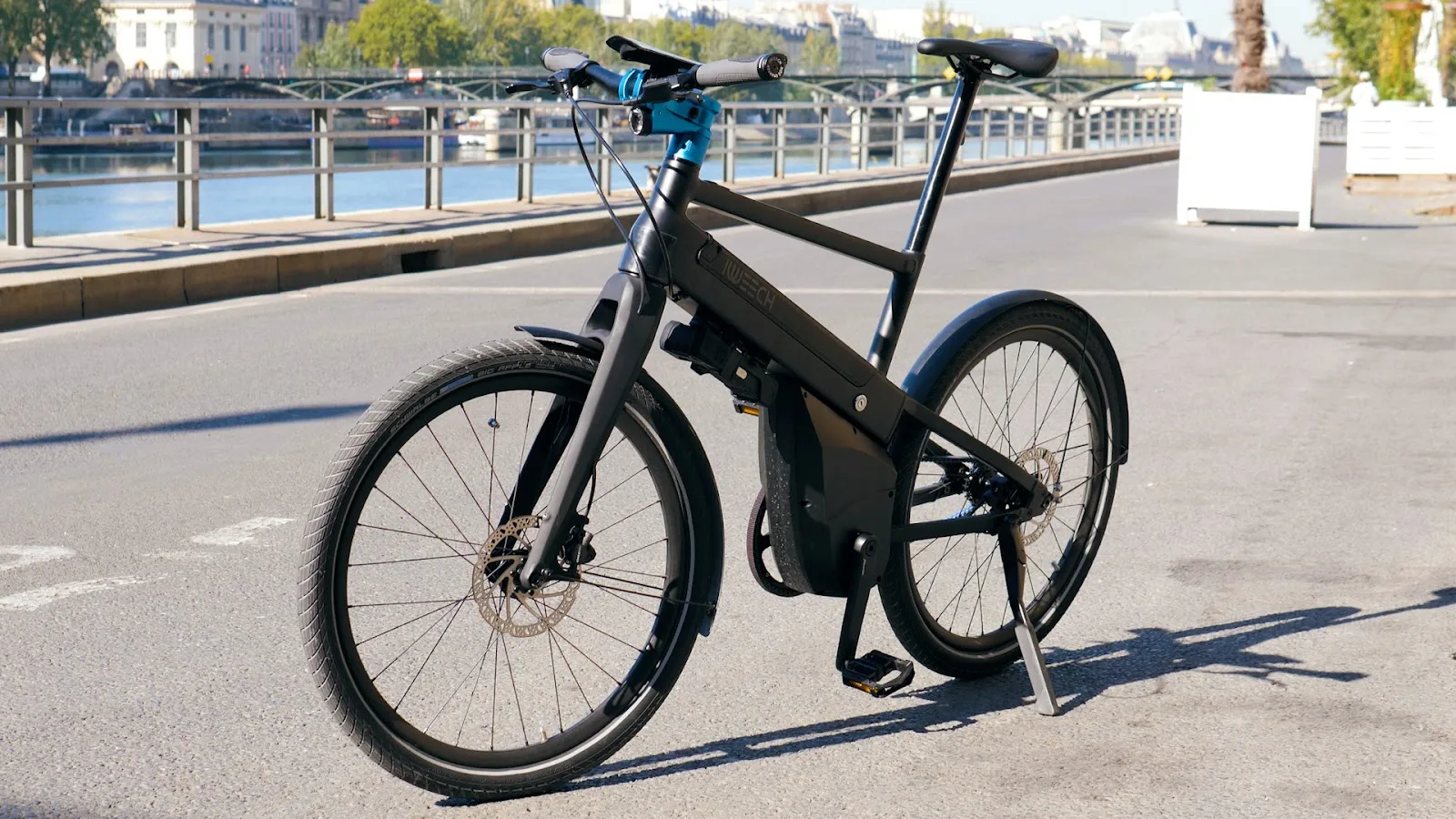 Le Iweech 24S en stationnement près d'un fleuve
