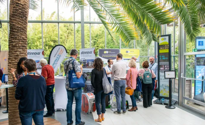 Des participants à la conférence nationale du tourisme à vélo de Grenoble de 2023