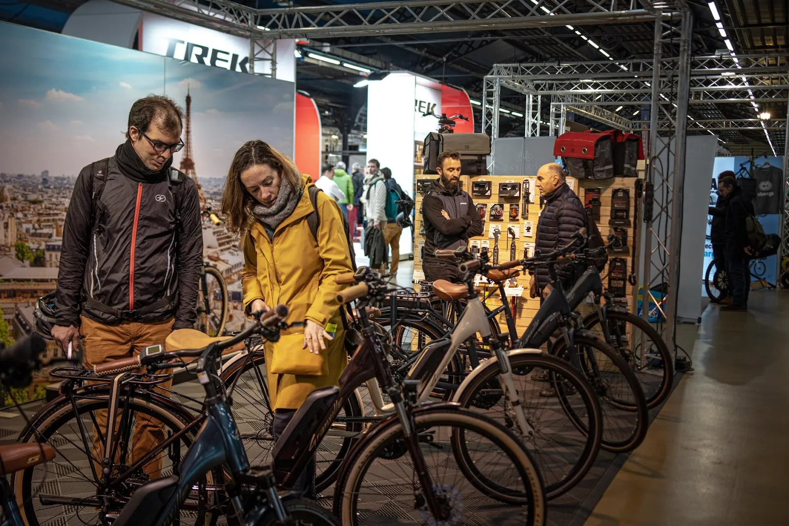 Un couple en train de regarder un vélo au salon Vélo in Paris de 2023
