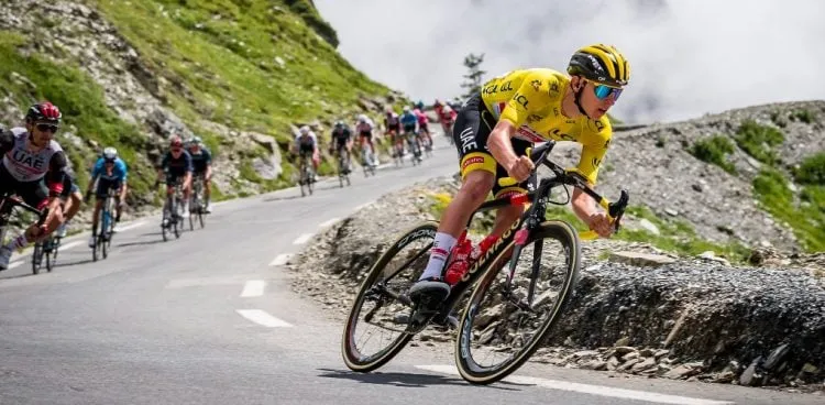 Un cycliste en maillot Jaune en tête de liste d'une course de vélo