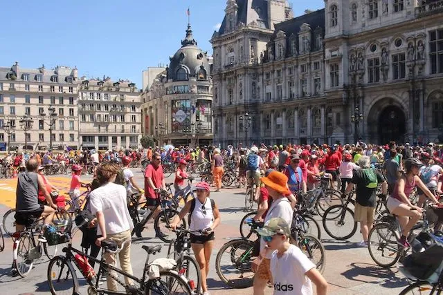 Un grand rassemblement de cyclistes sur une place