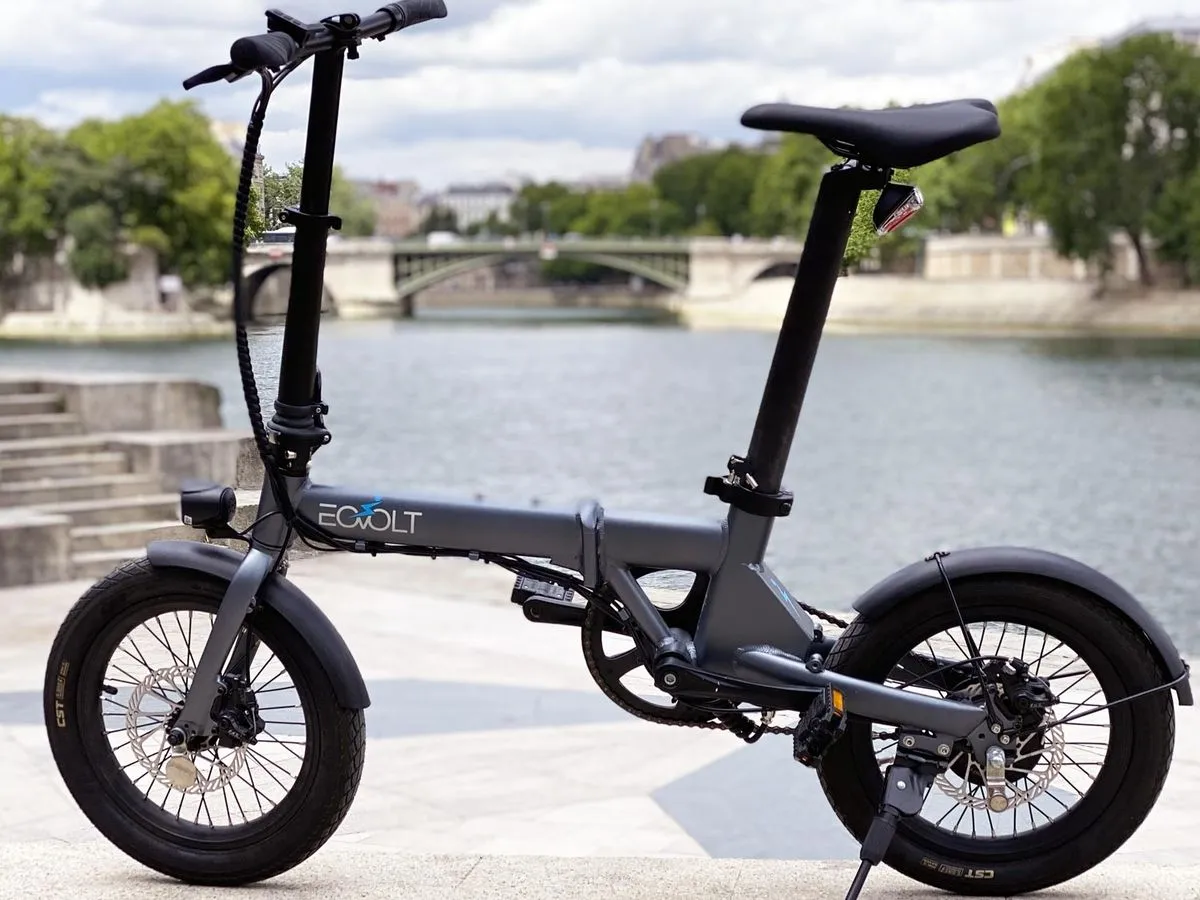 Le Eovolt City 4 speed garé au bord de l'eau.
