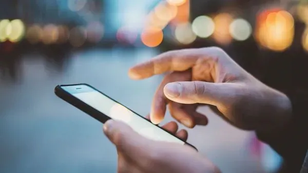 Une main qui joue sur un Smartphone.