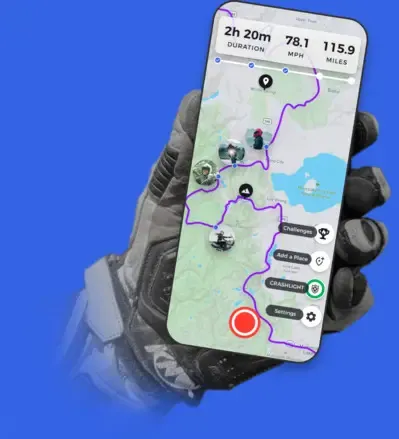 Une main de motard qui tient un Smartphone où est ouvert l'application EatSleepRIDE