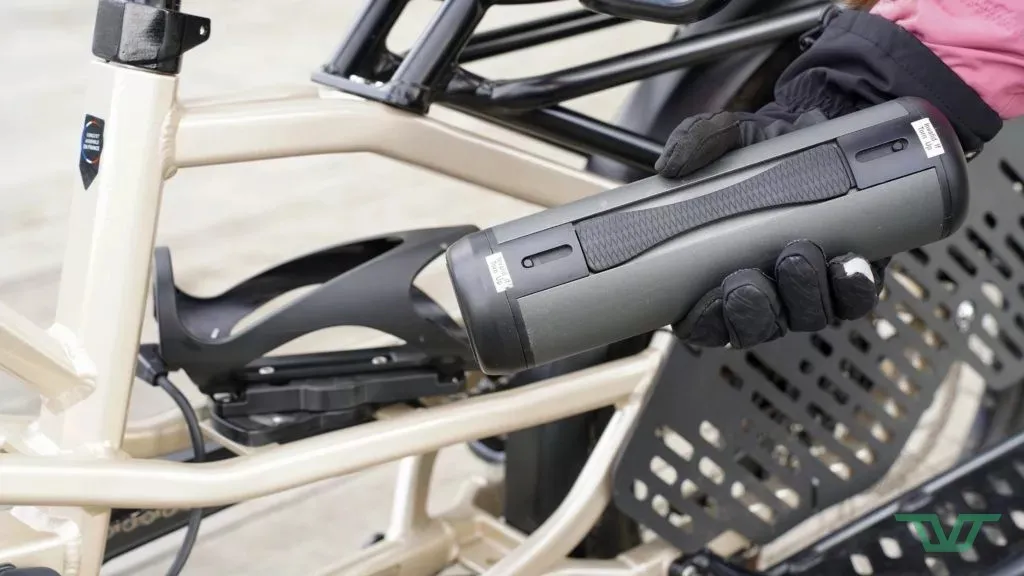 Photo d'une main qui tient une batterie de vélo électrique