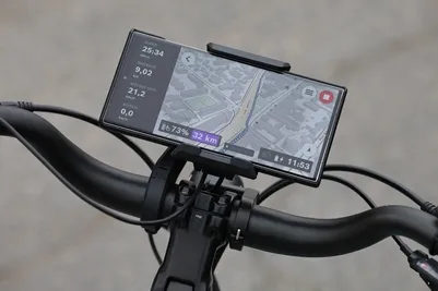 Un smartphone avec une carte GPS fixé sur le guidon d'un vélo