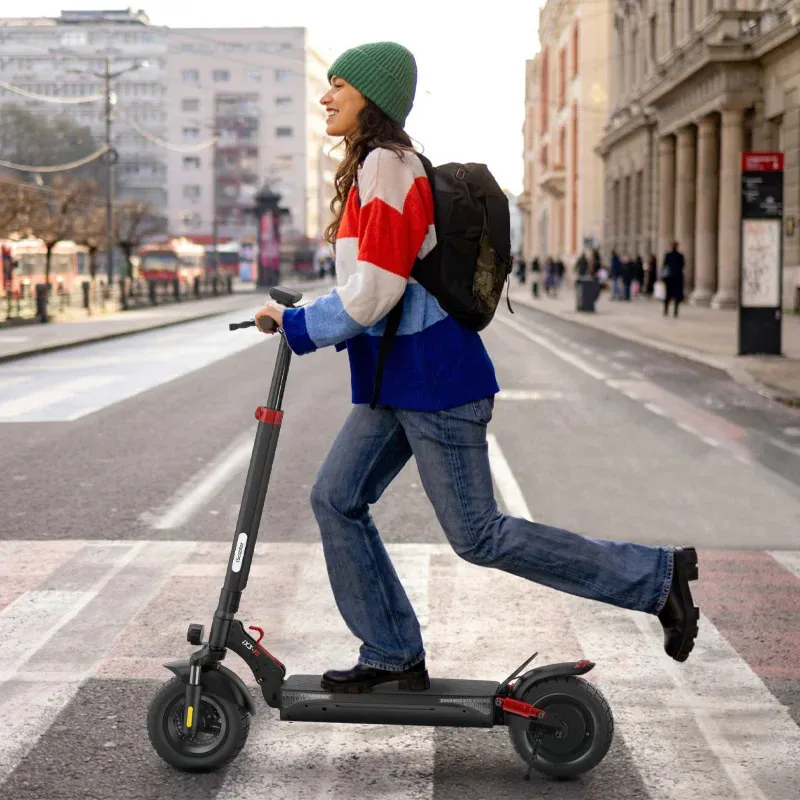 Une femme sur une trottinette électrique sur un passage piéton