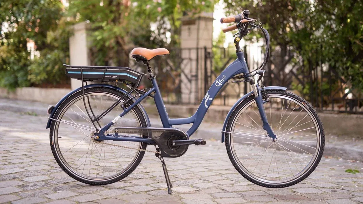 Le vélo O2feel City Vog 2.1 bleu garé en pleine rue