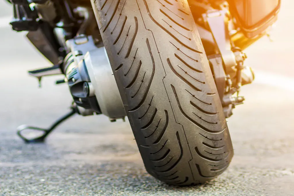 Un pneu de moto neuve montée sur une moto.