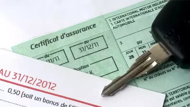 Un certificat d'assurance avec une clé sur le dessus.