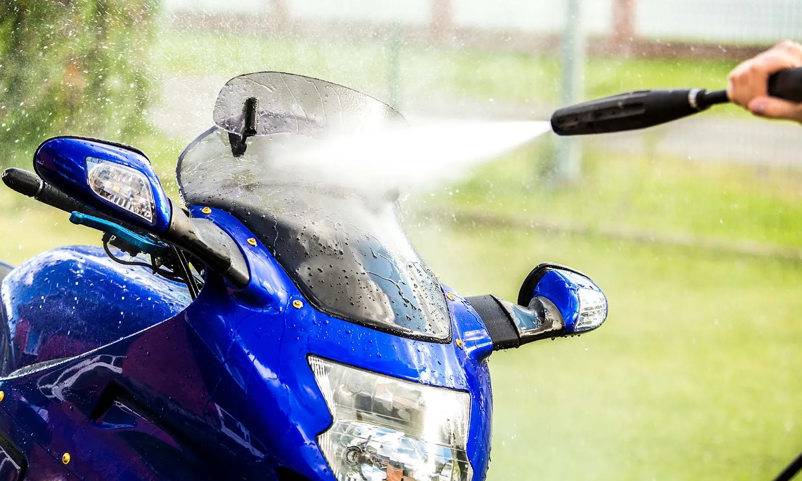 Une moto avec un pare-brise en train d'être nettoyé.