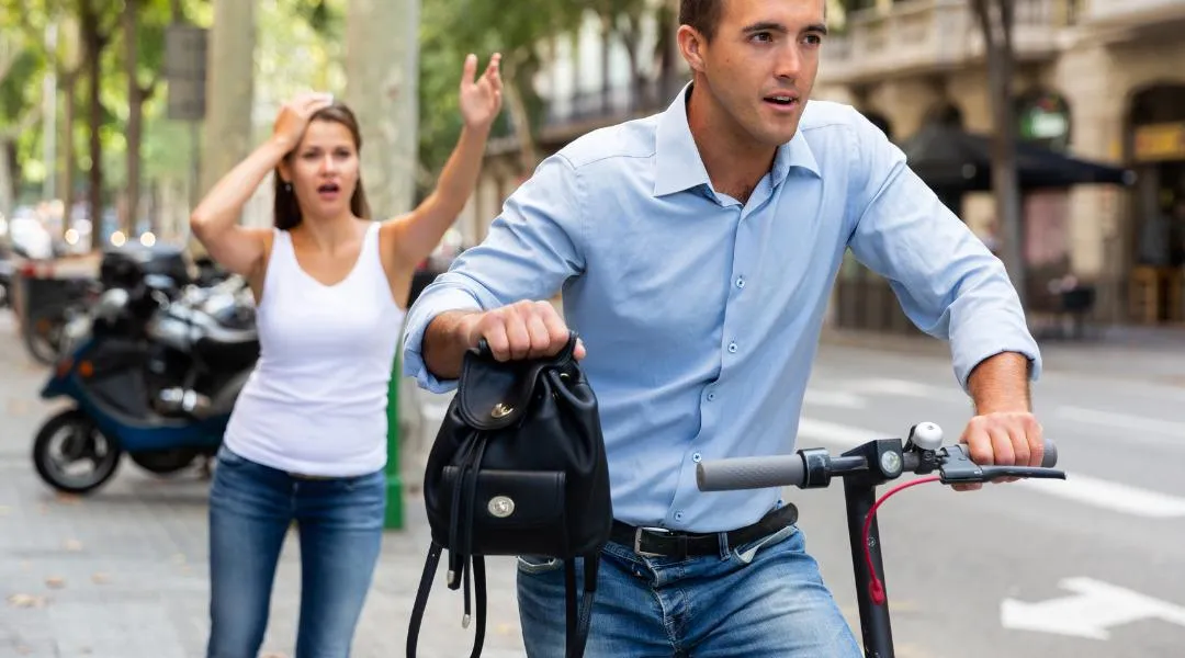 Une femme qui interpelle un homme qui roule sur une trottinette électrique, un petit sac à dos noir dans une main.