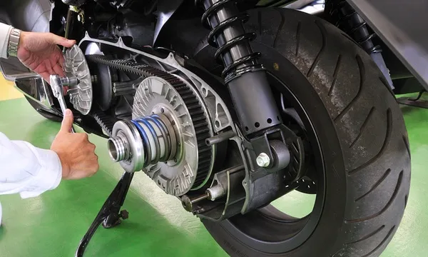 Un homme qui effectue des modifications sur une moto