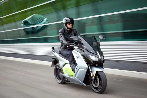 Un homme sur un scooter électrique sur la route 