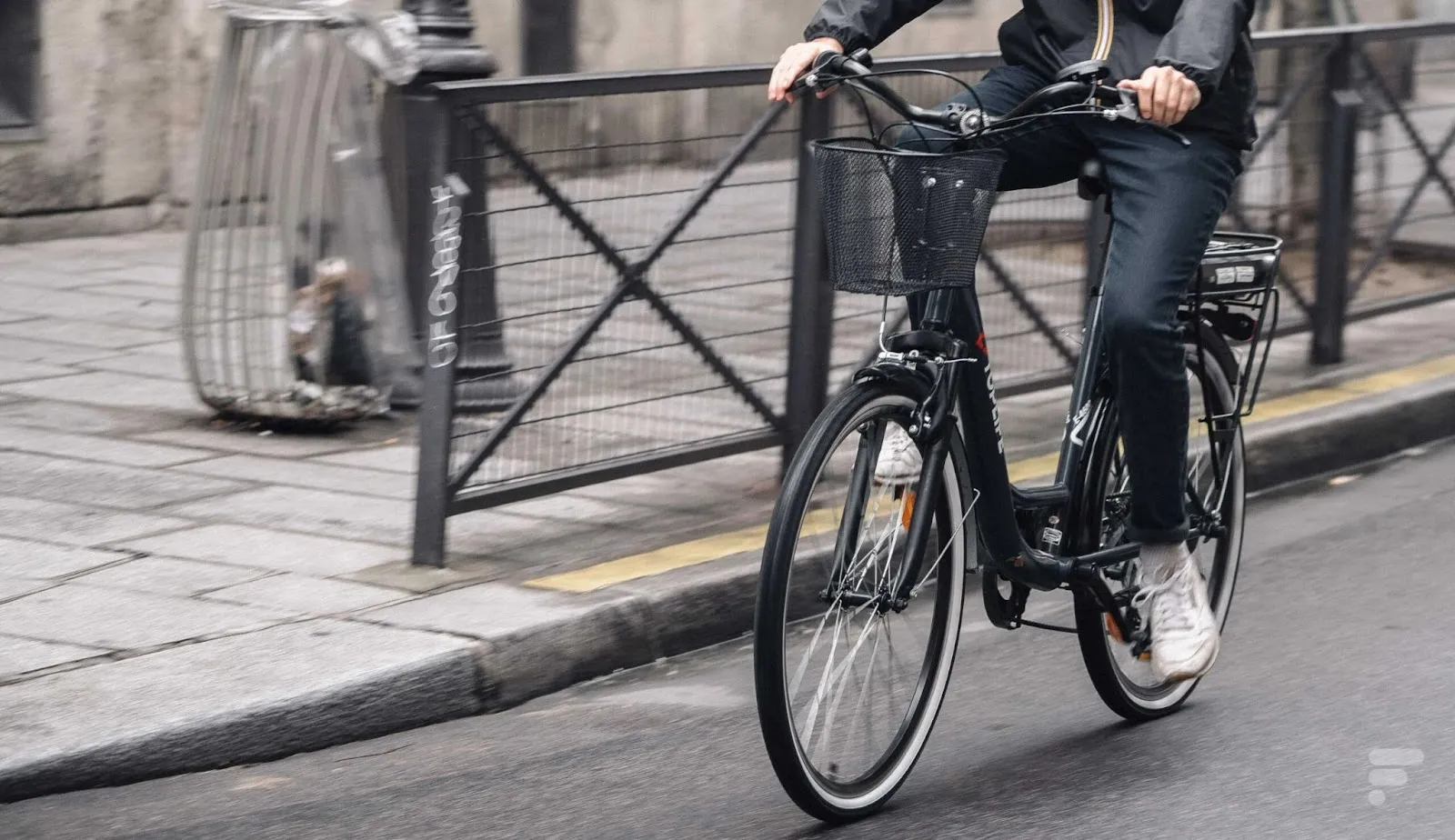 Un homme qui conduit le vélo électrique Toplife E4600 dans la rue.