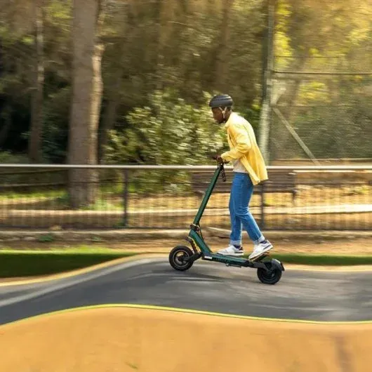 Un jeune homme qui conduit la trottinette électrique Cecotec Bongo Z+ Offroad sur la route