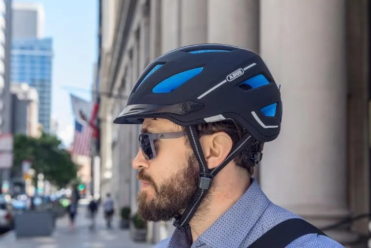 Un homme qui porte un casque Abus Pedelec 2.0