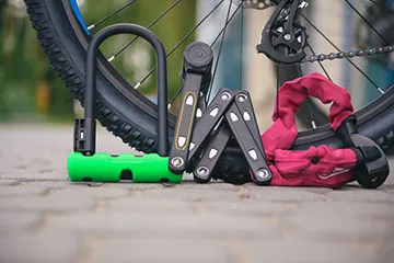 Des cadenas posés devant une roue de vélo