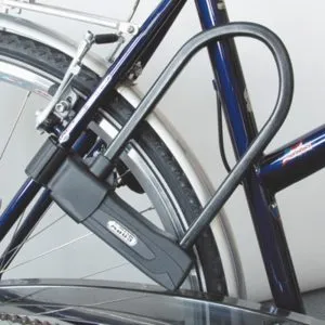 Le cadenas Abus Granit X-Plus 540 attaché sur un vélo