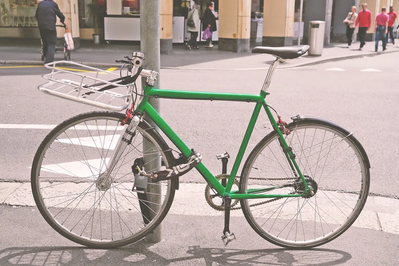 Un vélo attaché à un poto avec un cadena Spgood Chaîne Antivol