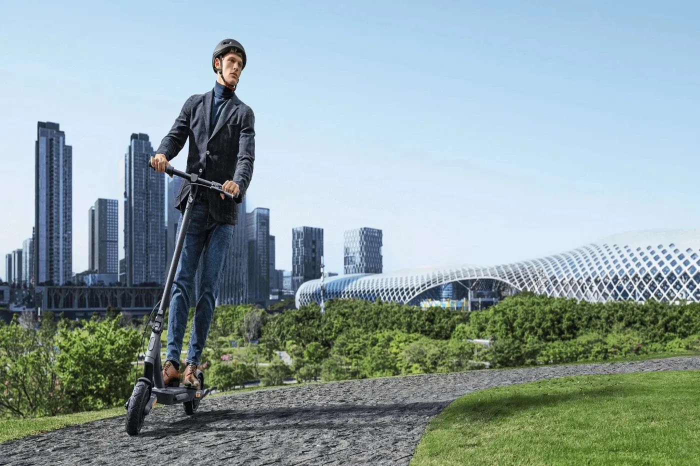 Un homme qui conduit un XIAOMI Electric Scooter 4 Ultra
