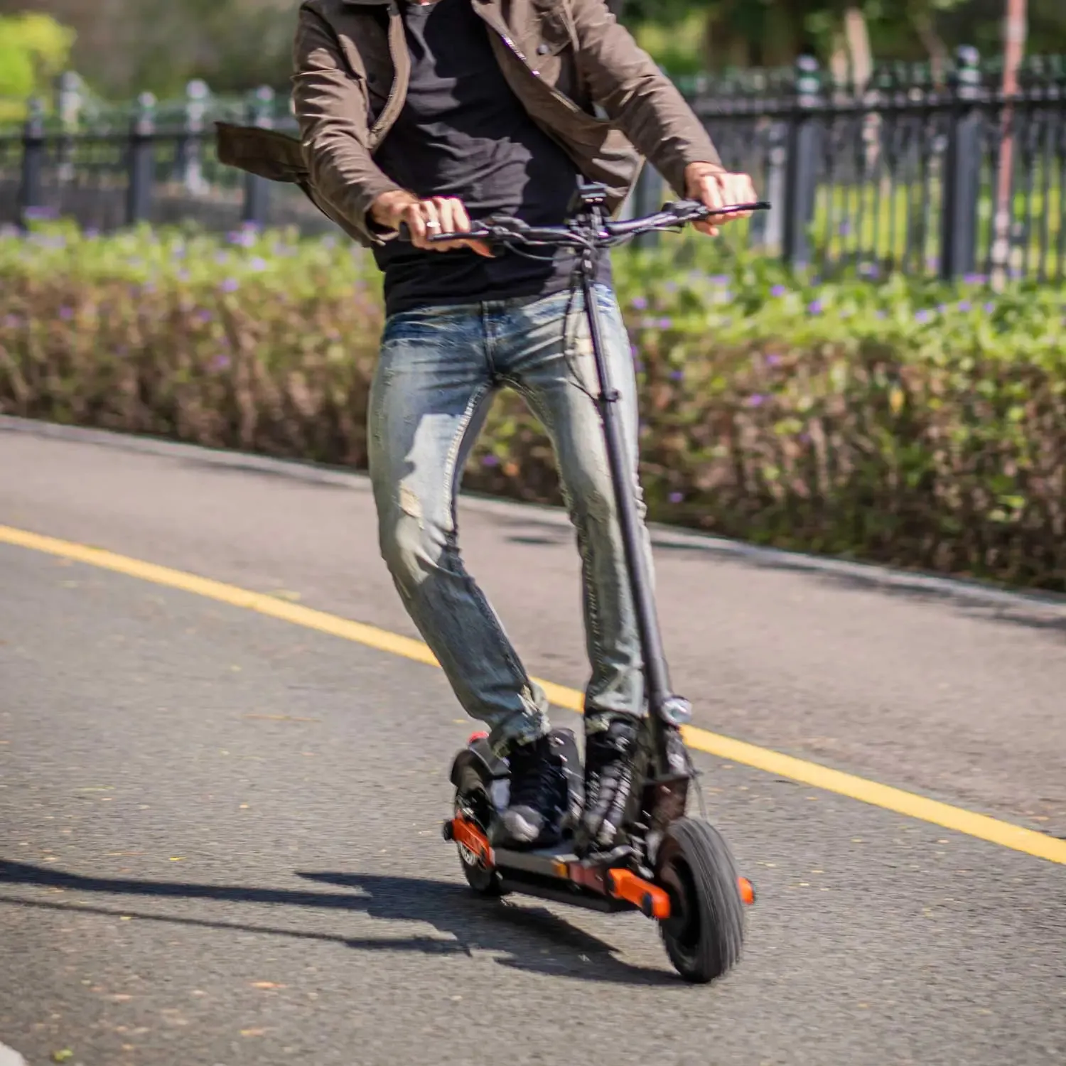 Un homme qui pilote un JOYOR S5 dans la rue.