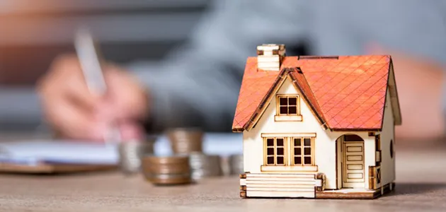 Maquette d'une maison posée sur un bureau