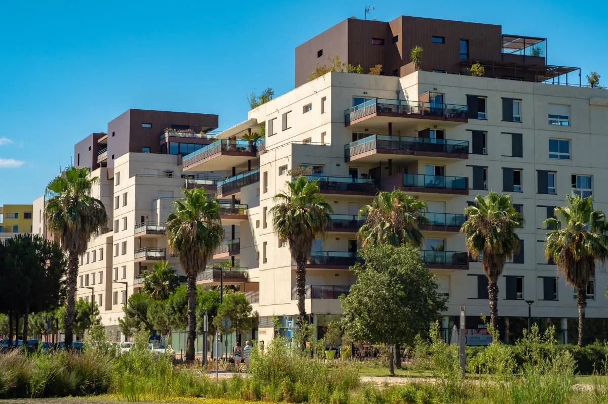 Une photo des immeubles dans le quartier Hôpitaux-Facultés