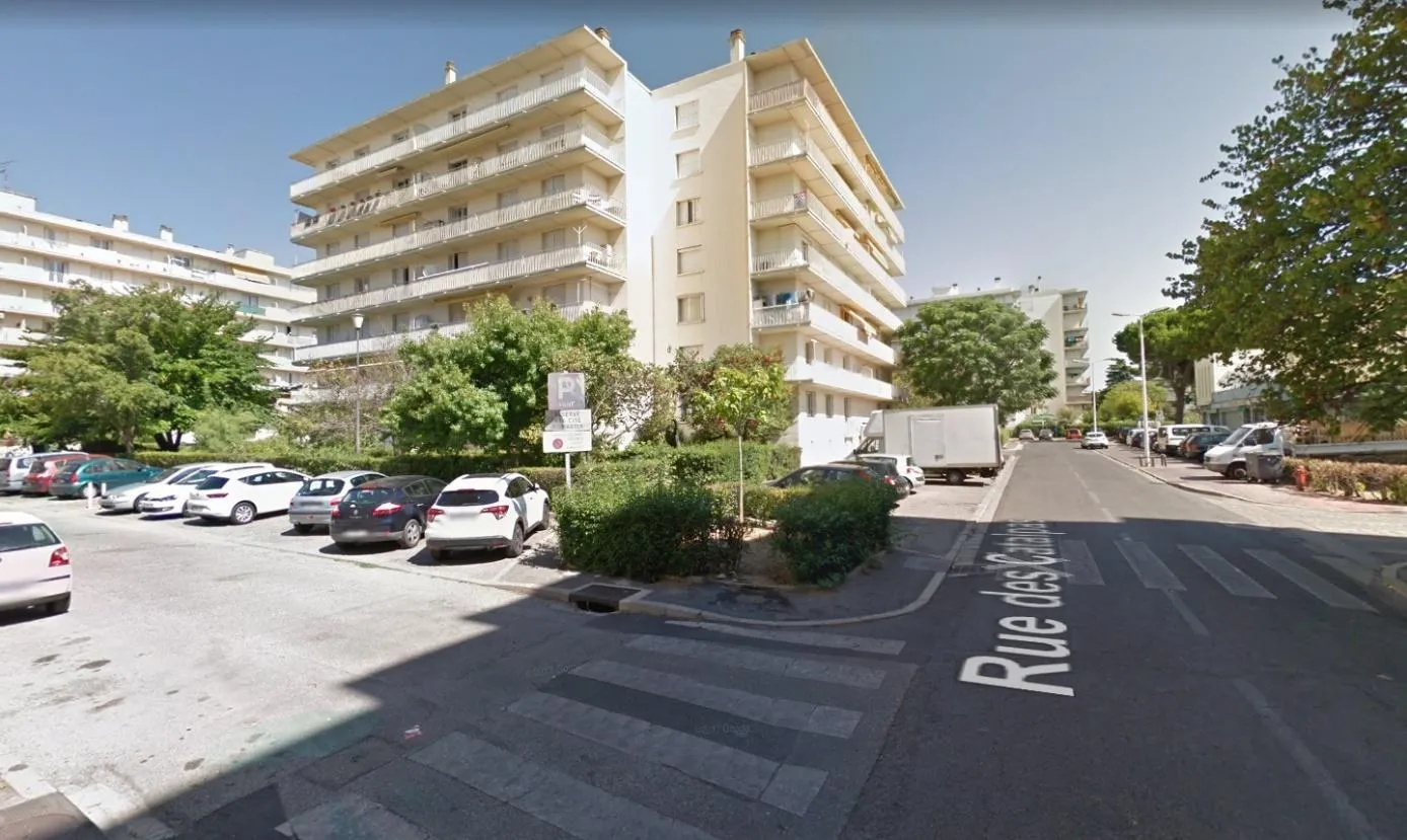 Une photo des immeubles d'une rue de Saint-Martin