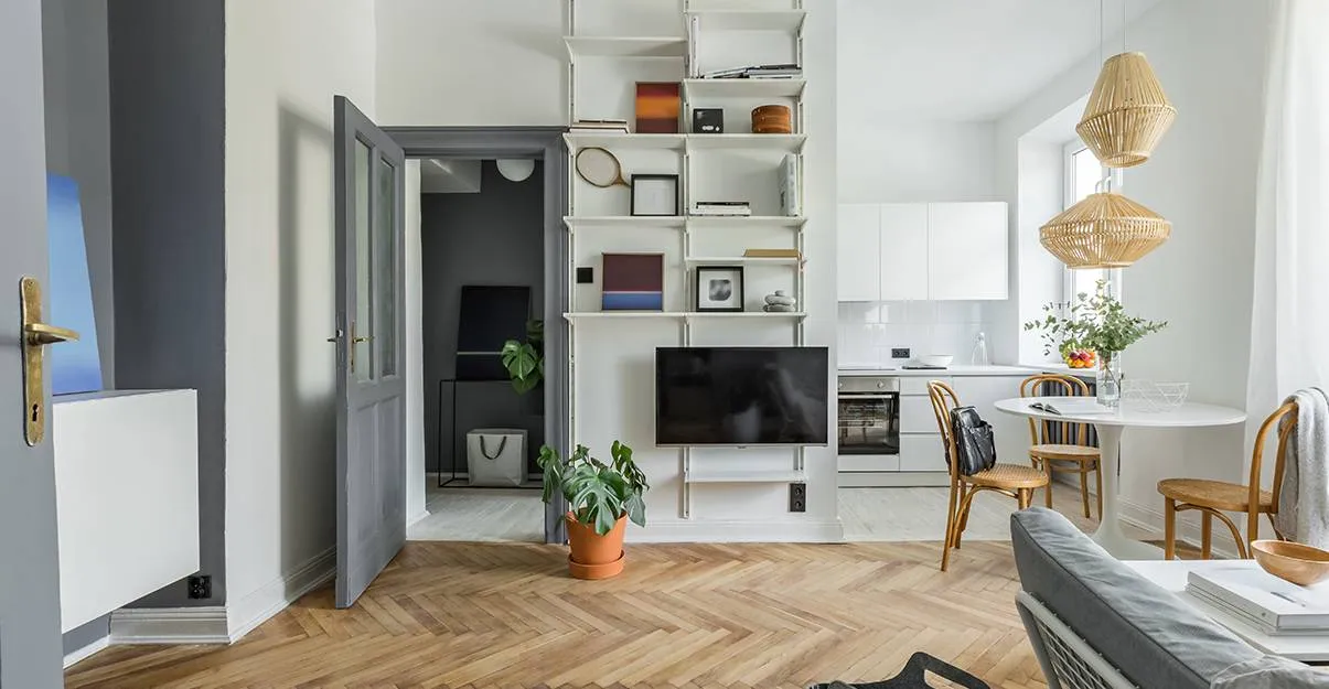 Un salon bien aménagé avec une cuisine en fond