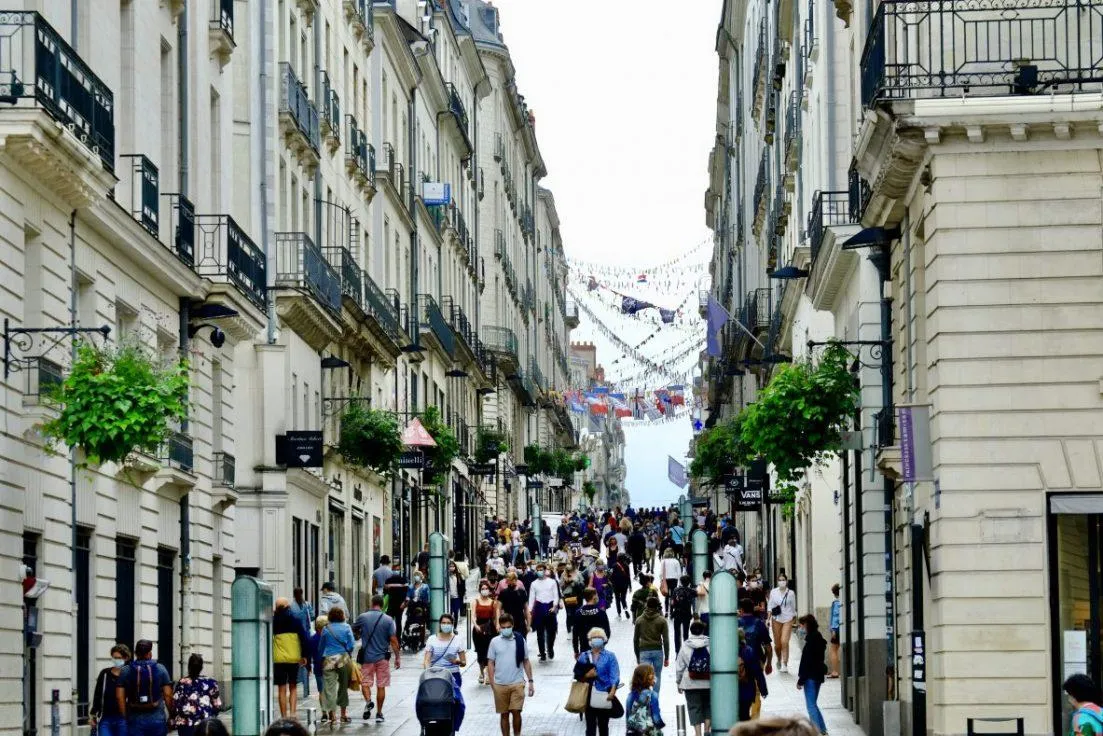 Le quartier de centre-ville très animé avec plusieurs personnes dans les rues. 