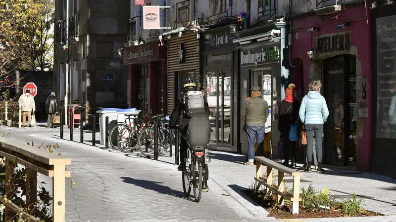 Une photo du quartier des Hauts-Pavés avec quelques personnes dans la rue. 