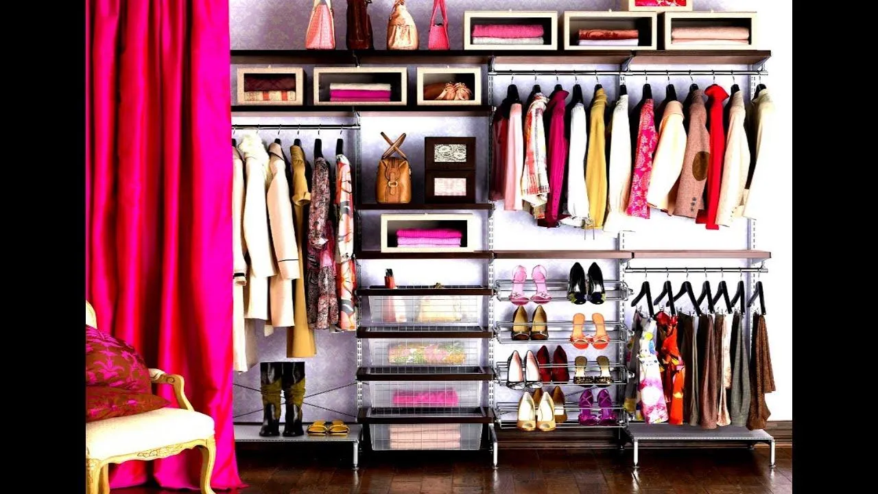 Un dressing parfaitement organisé et coloré.