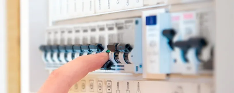 Une personne entrain de toucher à l'un des boutons de son compteur d'électricité