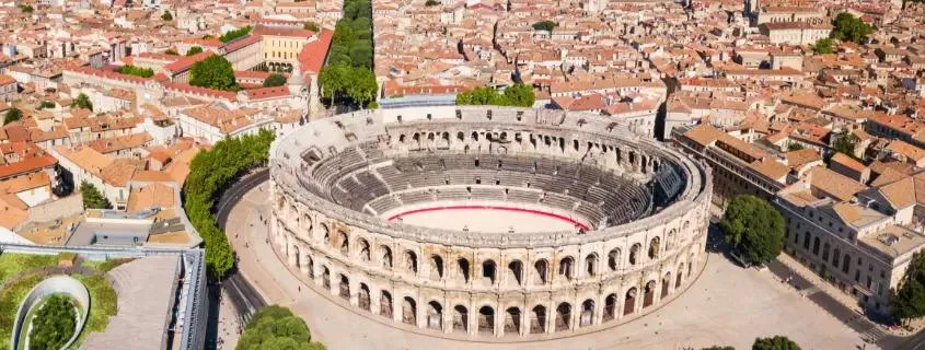 Une photo vue d'en haut de Nîmes. 