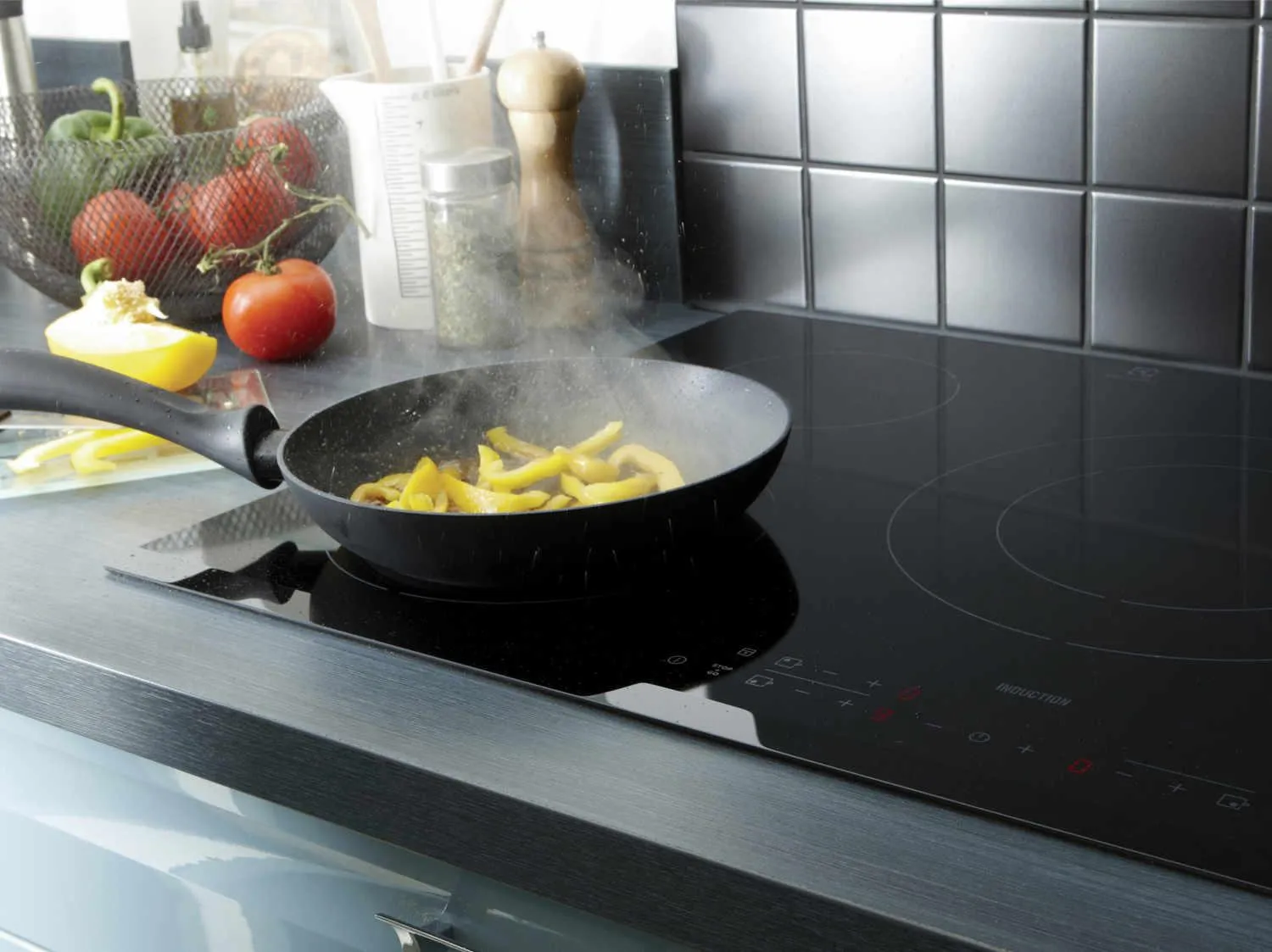 Des frites dans une poêle qui est posée sur une plaque de cuisson.