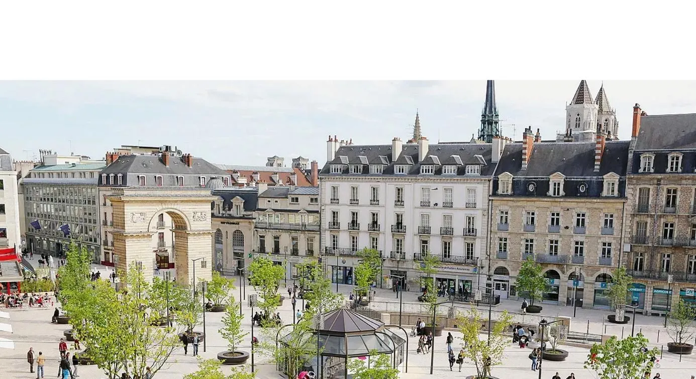 Une photo d'une place de la ville de Dijon. 