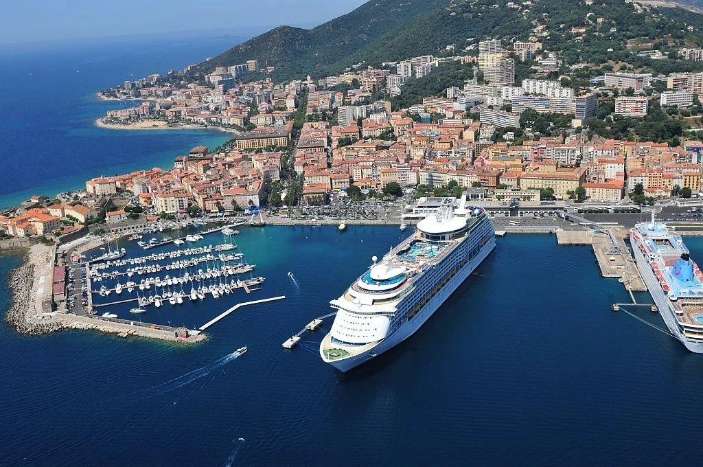 Une vue aérienne de Ajaccio. 