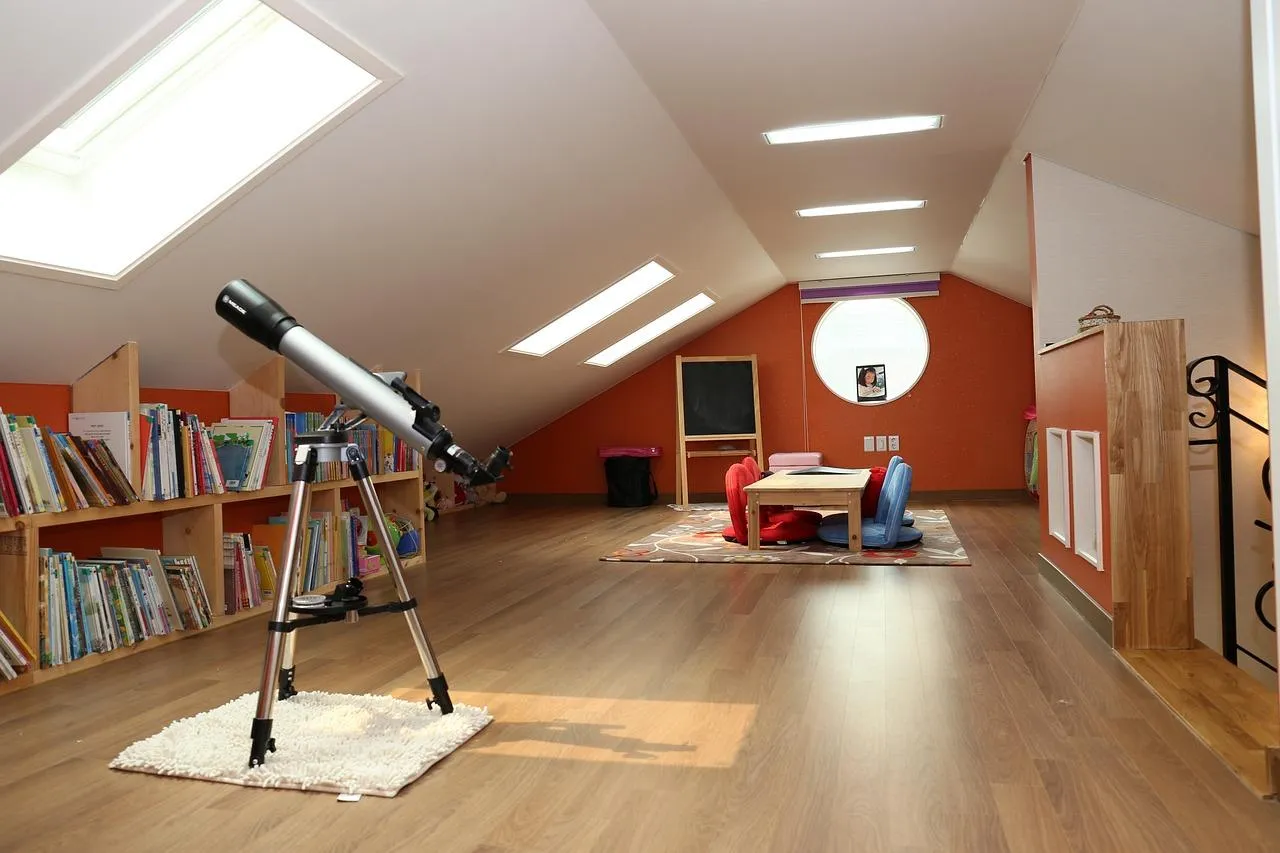 Photo d'un grenier aménagé en une salle de jeux pour enfant. 