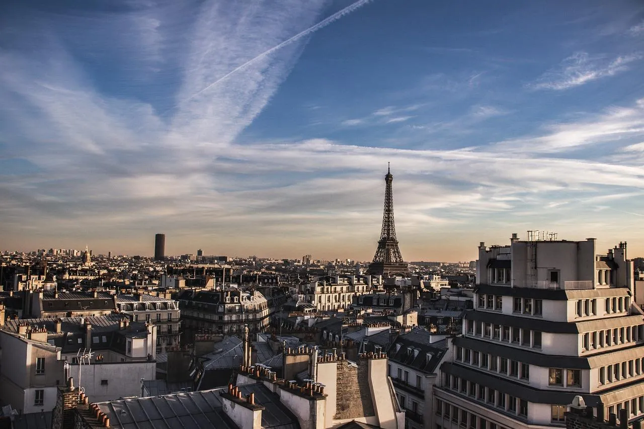 Une photo des toits de Paris avec la Tour Eiffel
